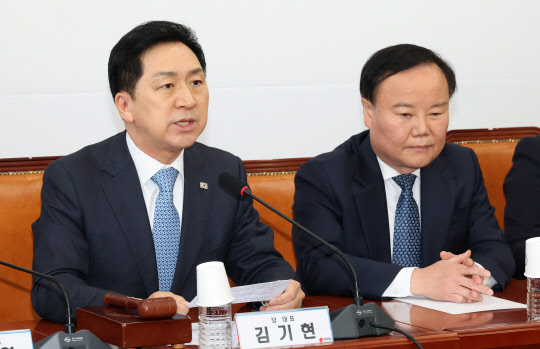 김기현(왼쪽) 국민의힘 대표가 30일 국회에서 열린 당 최고위원회의에서 발언하고 있다.<연합뉴스>